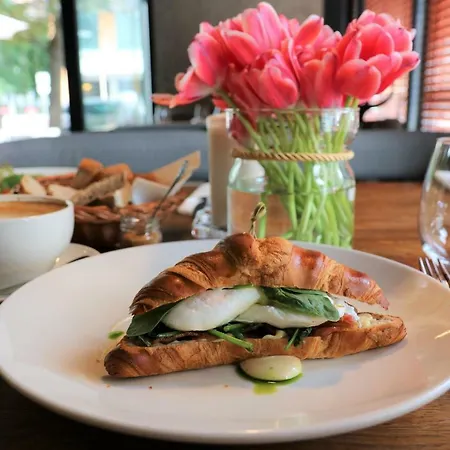 Stylish And Spacious By Cooee ורשה