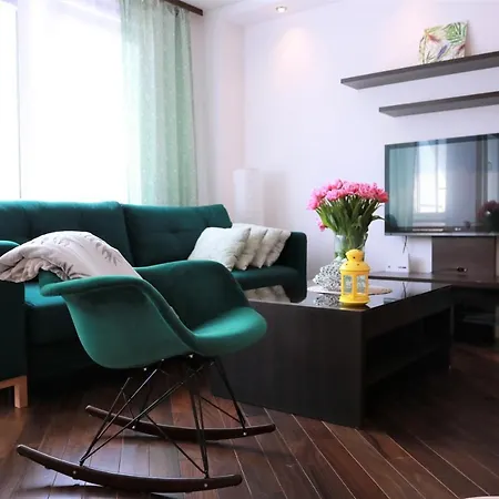 Stylish And Spacious By Cooee ורשה